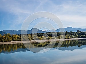 Jezero s průzračnou tyrkysovou vodou je obklopeno horami. Liptovská Mara Slovensko. Koncept ekologické a aktivní túry