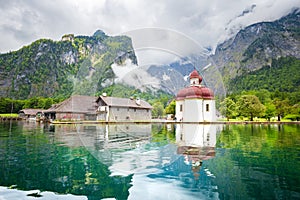 Peregrinaje capilla en el verano Baviera alemania 