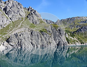 Lake lunersee in brandnertal Oostenrijk Pearl nature Mountain pure reflection water