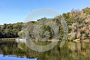 O lago feito de espelho para lindas e fortes arvores photo