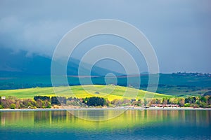 Jezero v horách. zamračený den na jaře