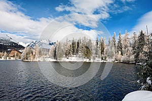 Jezero Štrbské Pleso v zimě ve Vysokých Tatrách, Slovensko