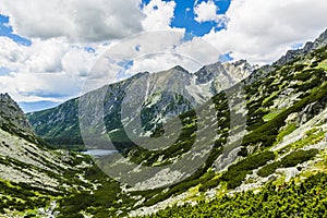 Jazero v doline v Tatrách na Slovensku.
