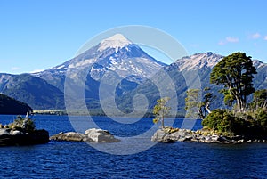 Una bellissima vista del vulcano Lanin con un lago , Patagonia, Argentina.