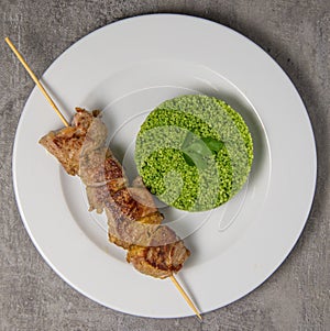 Lamb brochette marinated in spices, green semolina