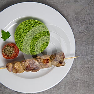 Lamb brochette marinated in spices, green semolina