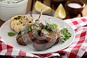 Lamb chops grilled with herbs