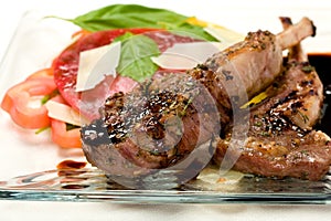 Agnello braciole sul piatto 