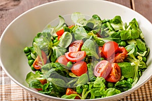 Lamb lettuce salad with tomato