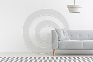 Grigio divano bianco minimo un appartamento copiare spazio sul vuoto parete. vero 