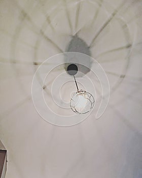 Lampa strop nápad sépia kaviareň 