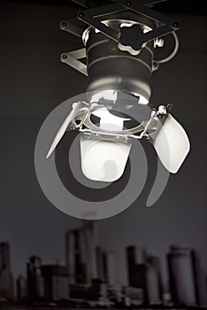 Lamp on a sliding pantograph, fixed to ceiling