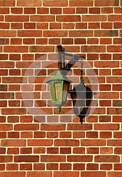 Lampadaire normand sur mur en briques rouges photo