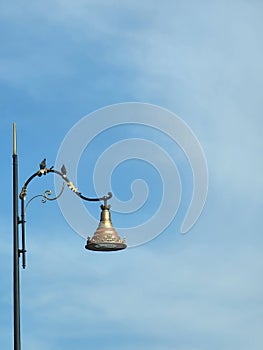 lampadaire with pigeons