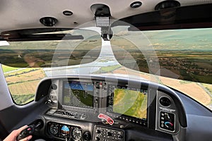 Landing glass cockpit equipped Cirrus aircraft - instructor\'s view