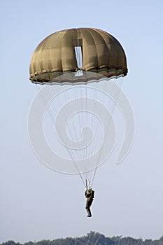 Landung Militär fallschirmspringer 