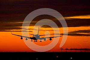 Aterrizaje avión sobre el atardecer 