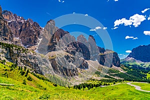 De dolomitas montana sobre el atropellar 