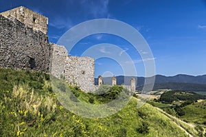 Krajina s fragmentom stredovekého hradu