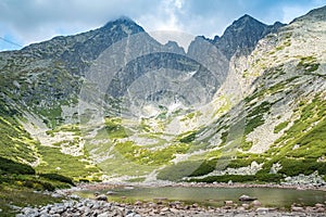 Krajina vo Vysokých Tatrách s jazerom Skalnaté Pleso a Lomnickým štítom. Letný pohľad z národného parku