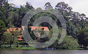 A landscape of the kodaikanal lake with houses.