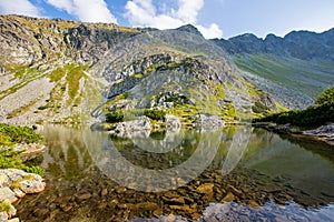 Krajina s jezerem v Tatrách