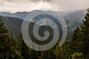 Krajina Nízkých Tater z Krakovy hole s viditelným vrcholem Chopok, Slovensko