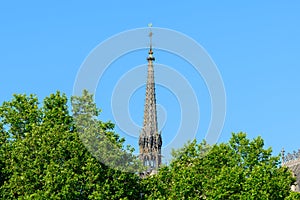 Campana Torre sobre el citar  Europa Francia Francia París a lo largo en el verano sobre el 