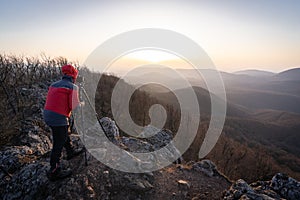 Fotograf krajiny, ktorý fotí kopcovitú jesennú scénu počas východu slnka, Európa, Slovensko