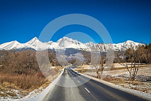 Krajina s cestou vedúcou do zasnežených hôr