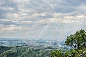 Krajinná scenéria z hradu Pajštún, Malé Karpaty, Slovensko