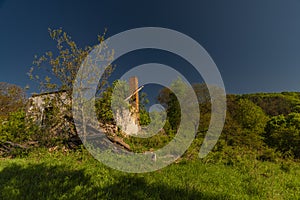 Krajina na Slovensku v jarné ráno so zmiznutou dedinou a domom