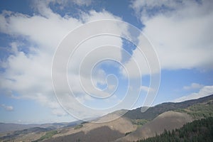 Colline cielo blu un nuvole Attraverso 