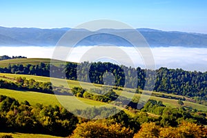 Krajina pohľad na farebné lúky a kopce na jeseň, Slovensko