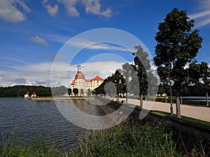 Pohľad na krajinu zámku Moritzburg v Sasku, Nemecko