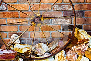 Landscape yard decoration metal wagon wheel brick wall