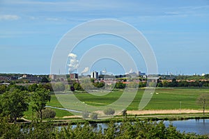 Landschap met de hoogovens van IJmuiden op de achtergrond