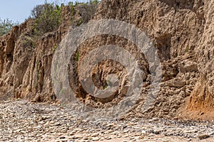 Deslizamiento de tierra zona sobre el negro el mar Costa la roca de el mar la roca caparazón. zona de desastres durante lluvioso estación. El gran masas de La tierra 