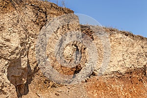 Deslizamiento de tierra zona sobre el negro el mar Costa la roca de el mar la roca caparazón. zona de desastres durante lluvioso estación. El gran masas de La tierra 