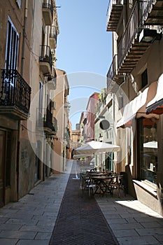 A lane in Figueres with open-air cafe