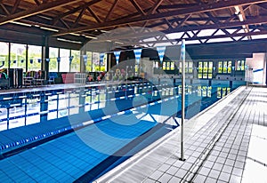 Lanes of a competition swimming pool without people