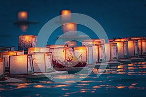 Flotante linternas en el agua 