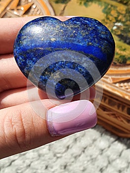 LAPIS LAZULI HEART GEMS STONE ROCK NATURE BLUE GOLD. WOOD BOX