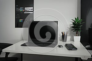 Laptop computer with empty black monitor on a desk in office (ing)
