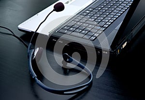 Laptop computer and headphone with microphone