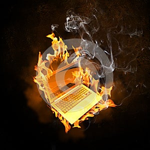 Prenosný počítač v plamene 