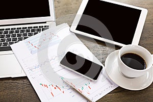 Computer portatile  un caffè tazza finanziario documenti sul di legno tavolo 