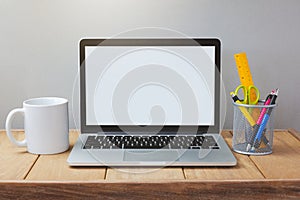 Prenosný počítač biely obrazovka zosmiešňovať hore šablóna. kancelária písací stôl počítač káva pohár a pero 