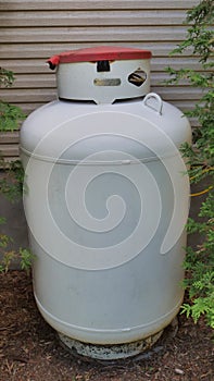 Large 400 pound propane tank in the yard of a rural home