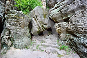 Velký balvan padlý na turista cesta 